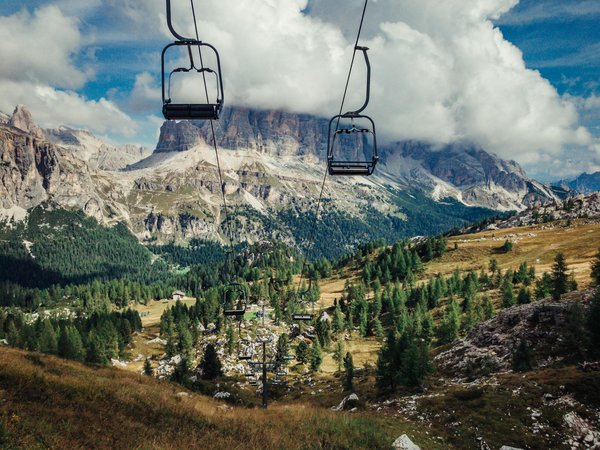 Quels sont les avantages de louer une maison de vacances au Canada avec des activités de motoneige et des soirées au coin du feu?